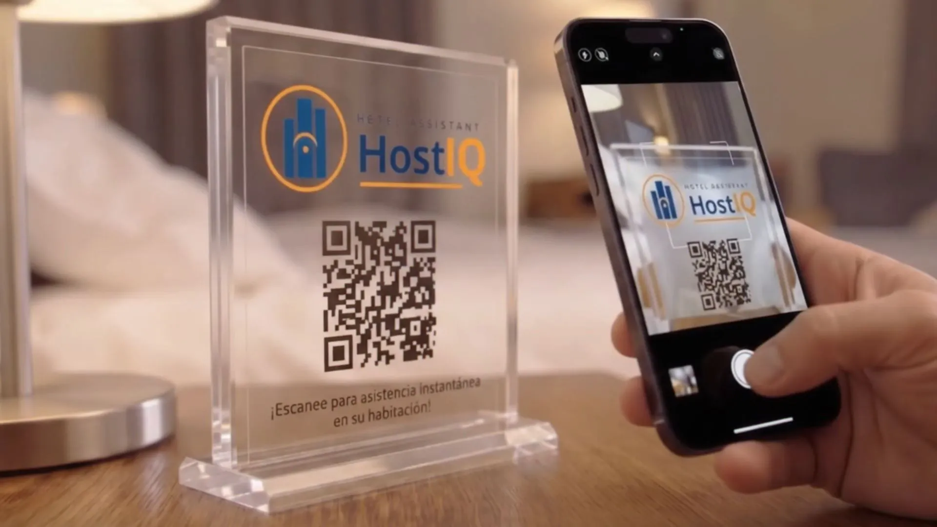 HostIQ - Asistente Hotelero escaneando código QR en habitación